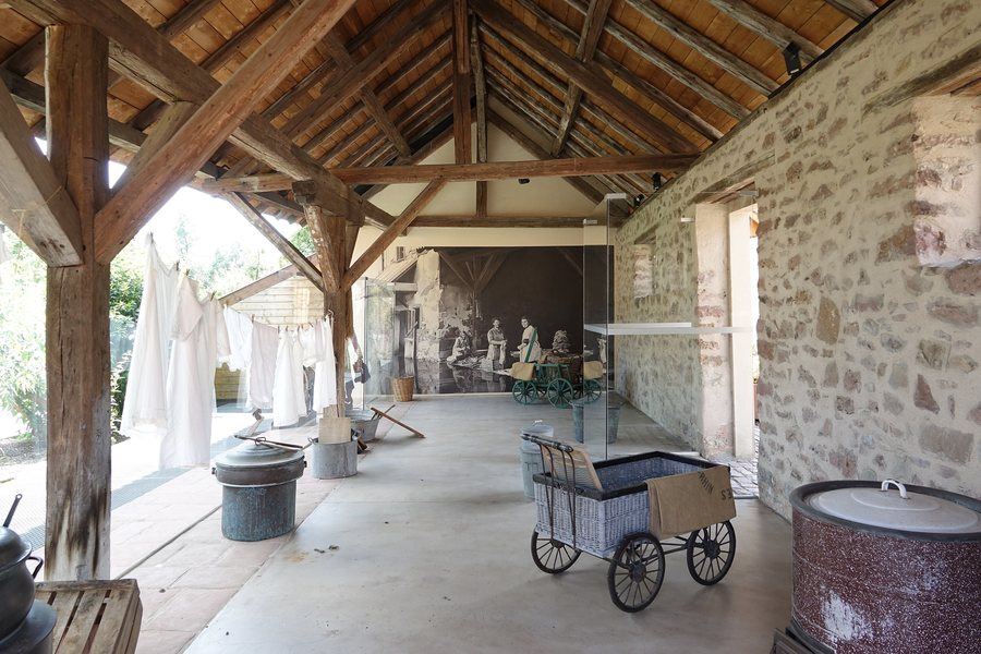 File:Lavoir (Herrlisheim-près-Colmar).jpg
