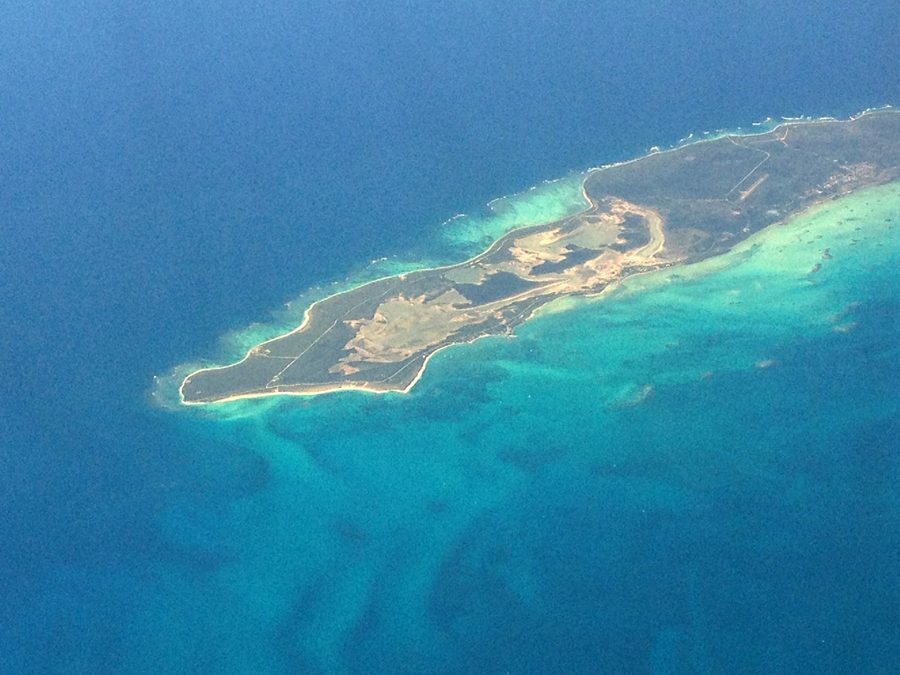 Luftaufnahme von Anegada, einer flachen Insel der Britischen Jungferninseln