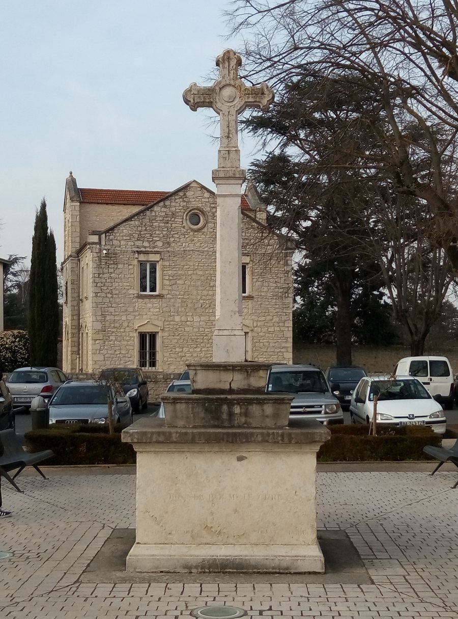 File:Chazay-d'Azergues - Croix centre.jpg