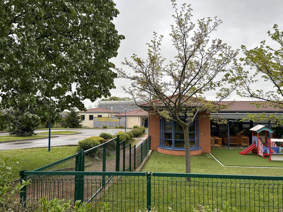 File:Saint-Germain-Lespinasse - complexe sportif.jpg