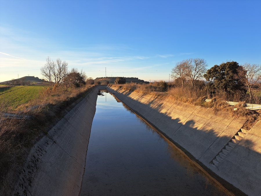File:Canal d'Aragón y Catalunya en pasando per Fonz.jpg