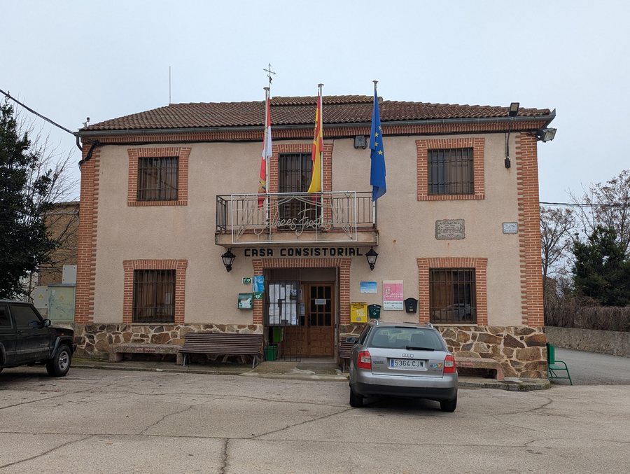 File:Casa consistorial de Cerezo de Arriba 02.jpg