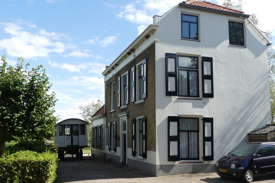 Voormalige sluiswachterswoning nabij het sluizencomplex Benedensas bij De Heen