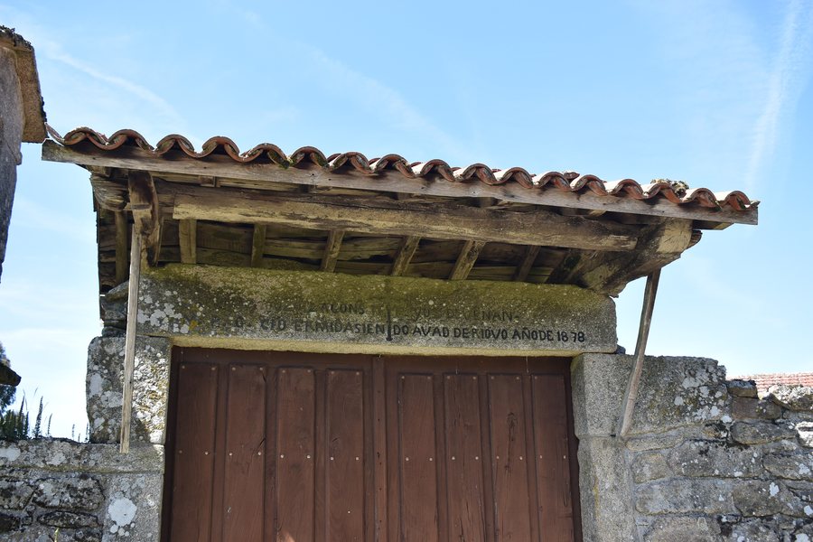 File:Lintel con inscrición en Outeiro (Fafián, Rodeiro).jpg