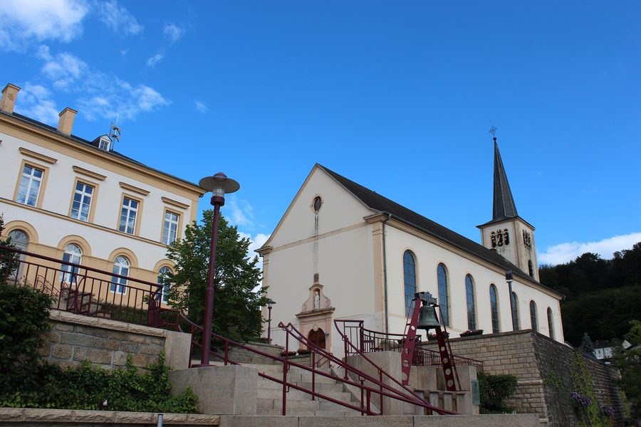 Kirche und ehemalige Schule in Medernach, Luxemburg