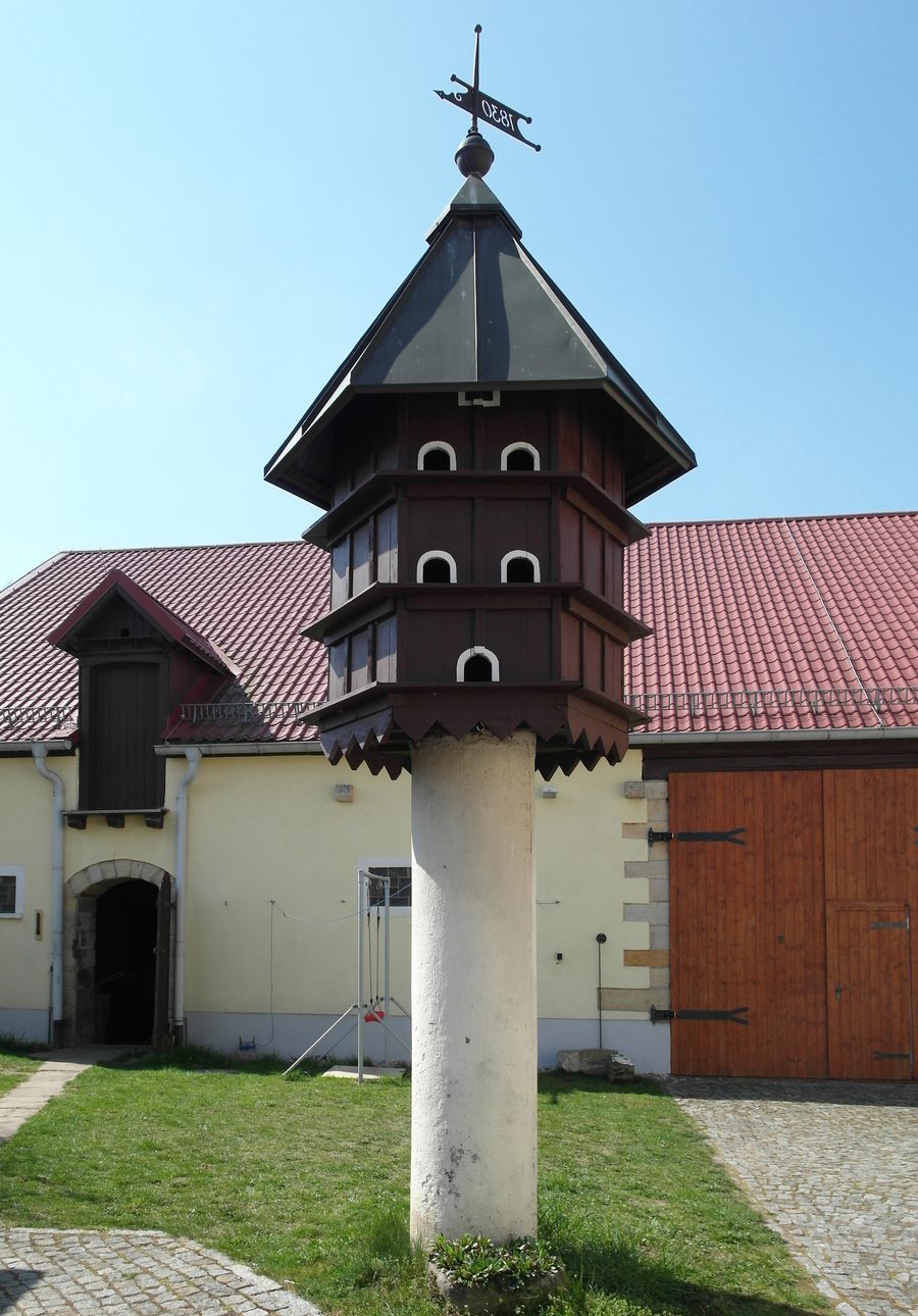 Taubenschlag von 1830 im Dreiseithof Altcoschütz 11 im historischen Dorfkern von Dresden-Coschütz