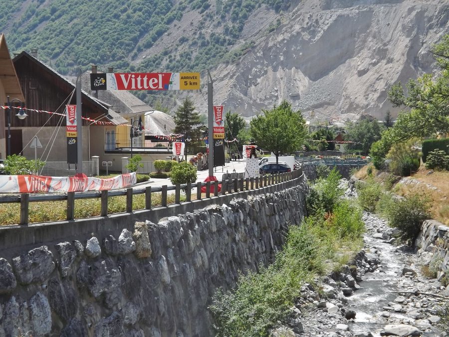 File:Hermillon, arrivée Tour de France 5 km (2015) .JPG