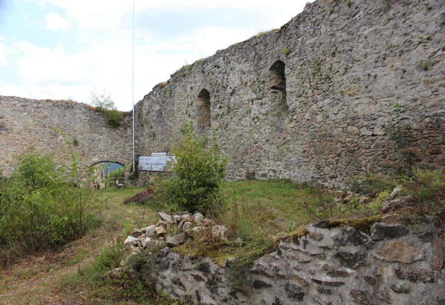 Reste der äußeren Zwingermauer der Burgruine Neurandsberg in der Gemeinde Rattenberg