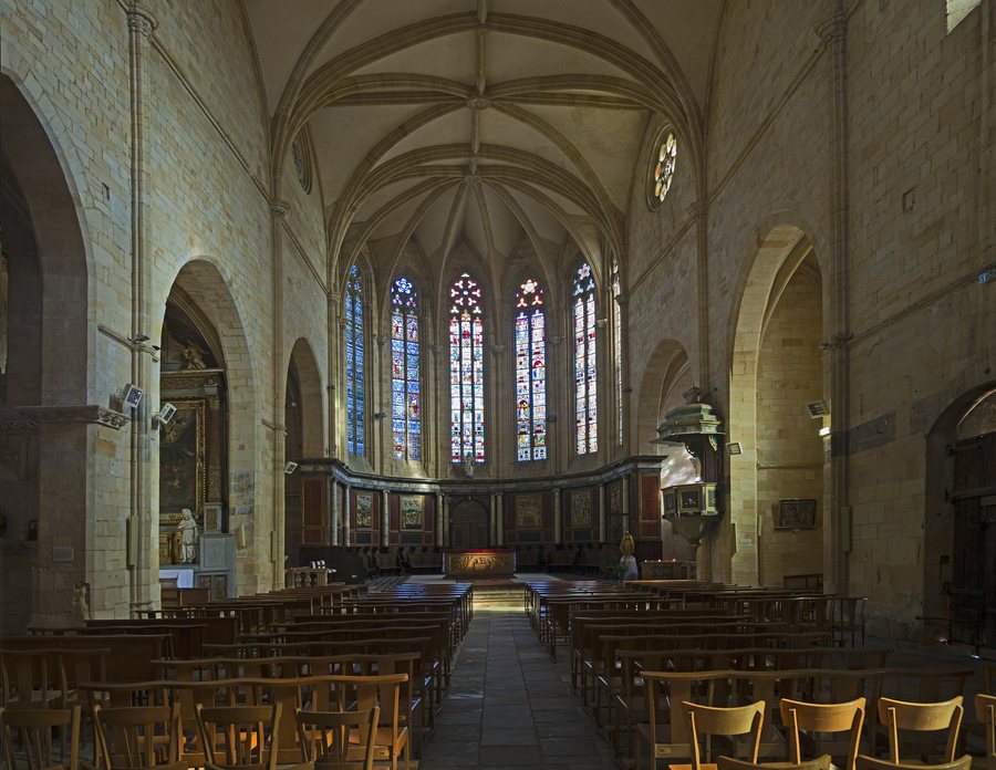 File:St Pierre de Gourdon (Lot) Interieur Nef.jpg