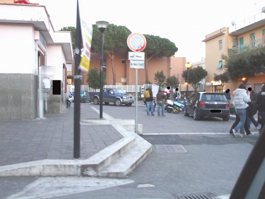 File:Cecchina di Albano Laziale P.zza XXV Aprile.JPG