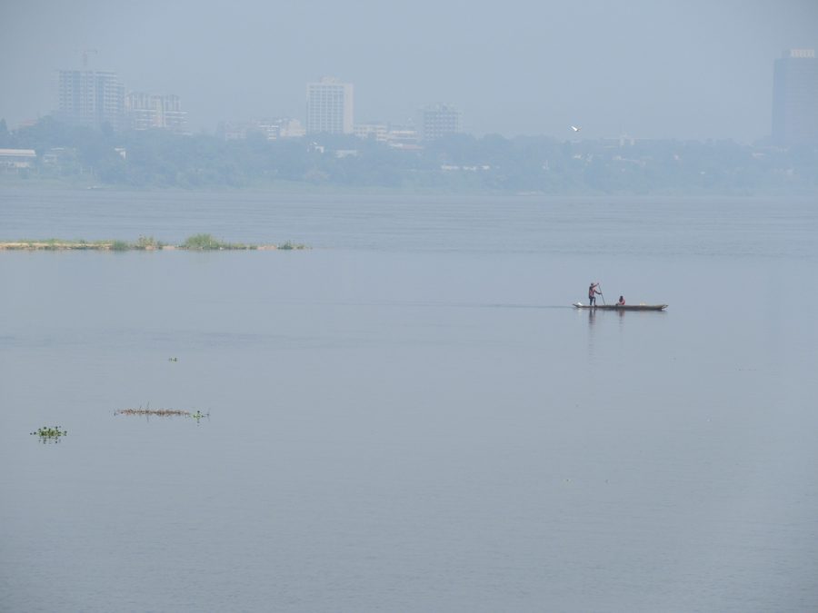 People with a canoe on the Congo River
