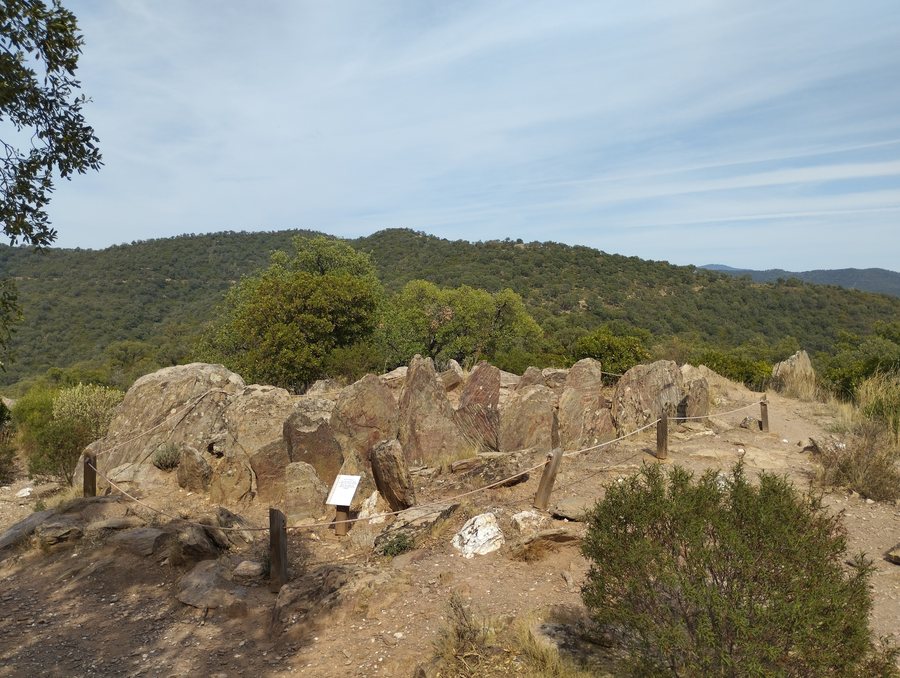 File:Dolmen de Gaoutabry, coté ouest - La Londe-les-Maures.jpg