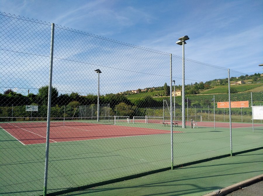 File:Le Bois d'Oingt - Court de tennis (août 2018).jpg