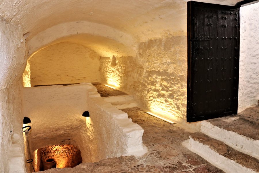 File:Celda - Cueva de Medrano. Argamasilla de Alba (Ciudad Real).jpg