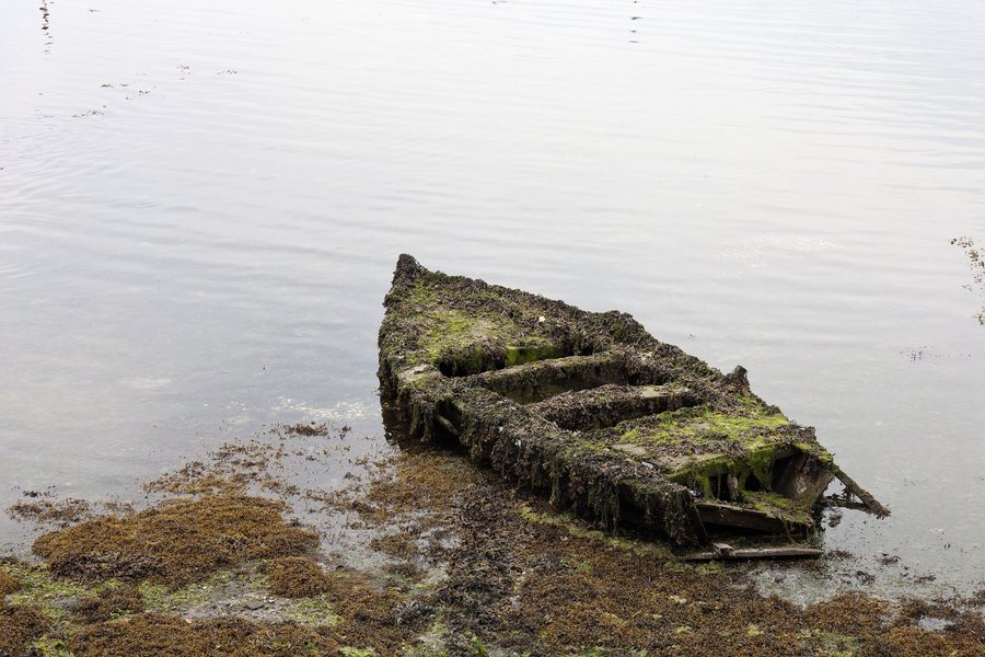 File:Barca afundida no Carril- Vilagarcía de Arousa- Galiza - 2.jpg
