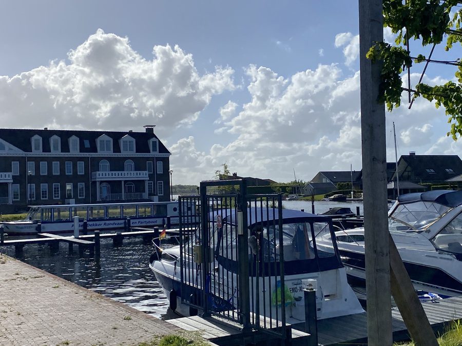 Hafen mit Ausflugsboot in Blauwestad