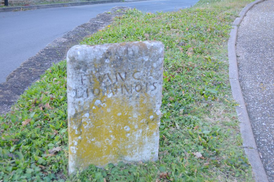 File:Borne à Saint-Didier-de-Formans près de l'église.JPG