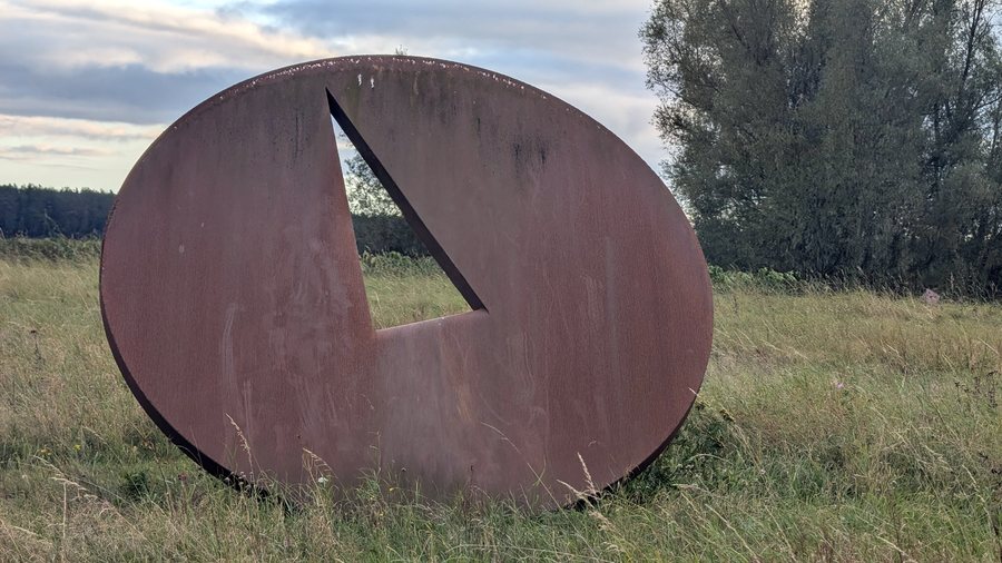 File:Abstract metal sculpture in Skulpturenpark Katzow 01.jpg