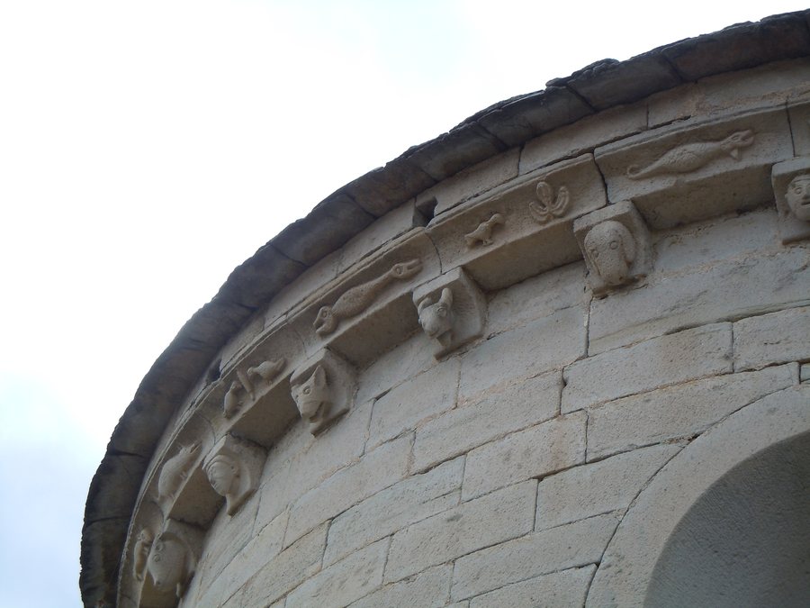 File:Église Saint-Martin de Chambonas- détail de la frise - partie centrale.jpg
