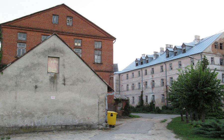 Zrujnowane budynki w kompleksie klasztornym w Leśnej Podlaskiej