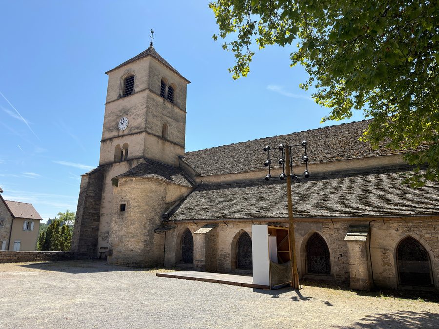 File:Eglise Saint-Pierre (Chateau-Chalon).jpg