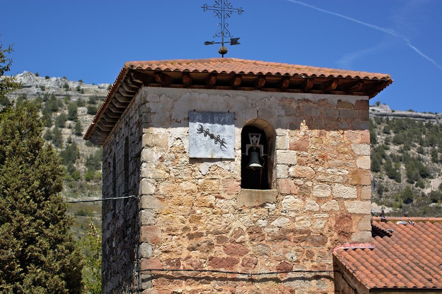 File:Mamolar - Campanario de la iglesia.jpg