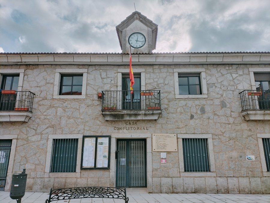 File:Pereña de la Ribera town hall.jpg
