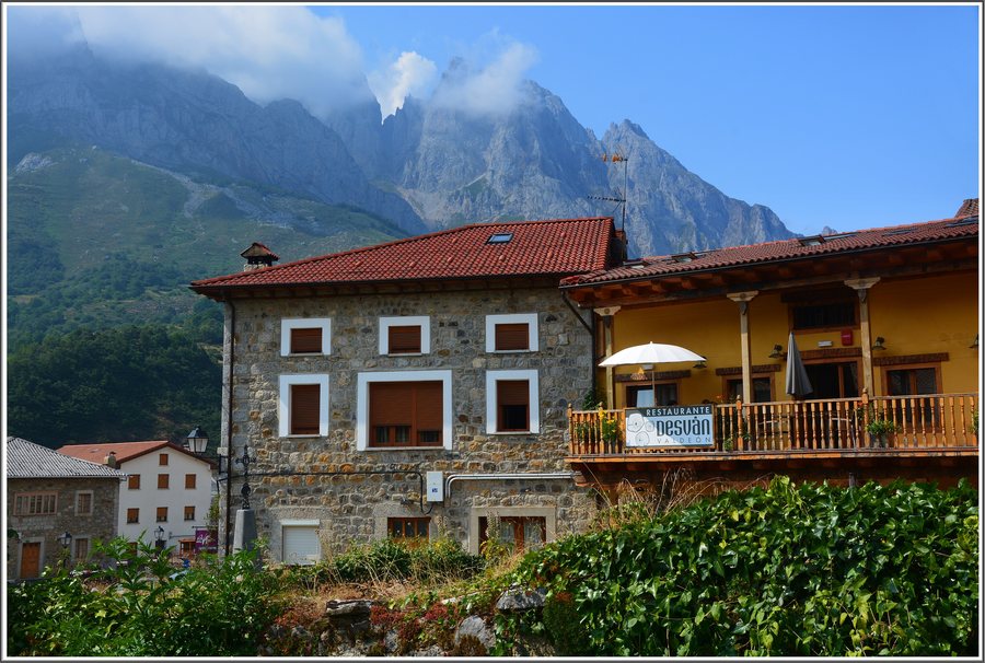 File:Posada de Valdeón, León.jpg