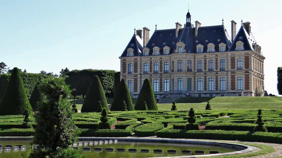 Château de Sceaux with garden grounds in the Domaine de Sceaux