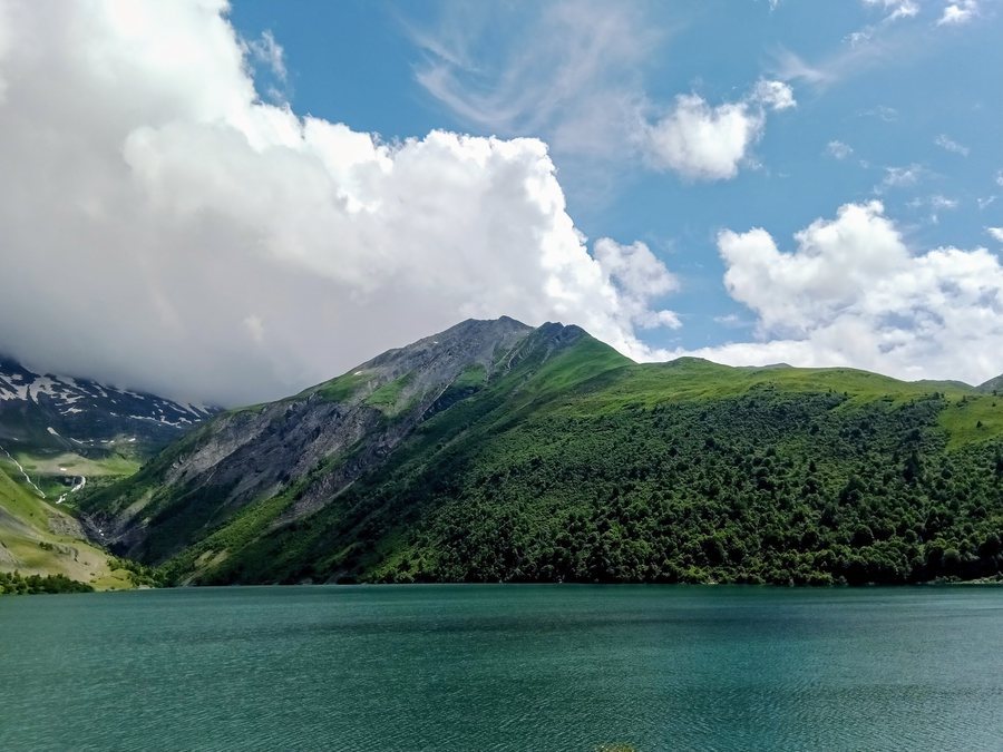 File:Aiguillettes de Vaujany @ Lac de Grand'Maison.jpg