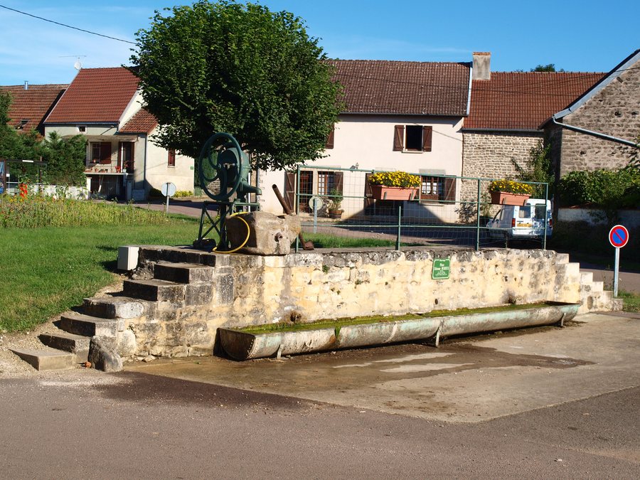 File:Maconge-FR-21-abreuvoir-06.jpg