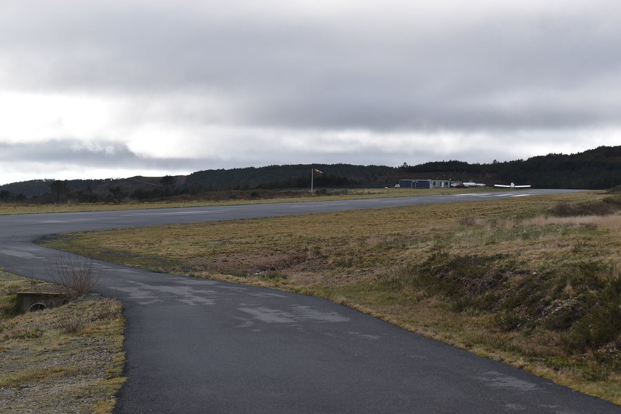 File:Aeródromo de Beariz - pista 01.jpg