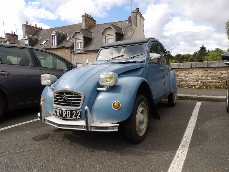 File:Citroën 2CV 6 in Guingamp, France (1).jpg