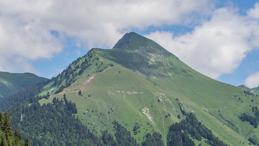 File:Pointe d'Uble from Le Praz-De-Lys.jpg