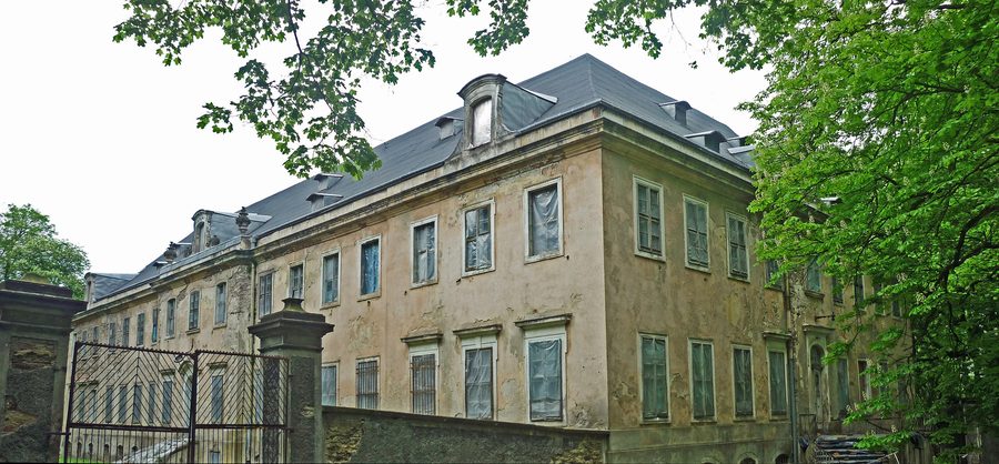 Schloss Meffersdorf in Pobiedna, historisch Wiegandsthal, im Isergebirge
