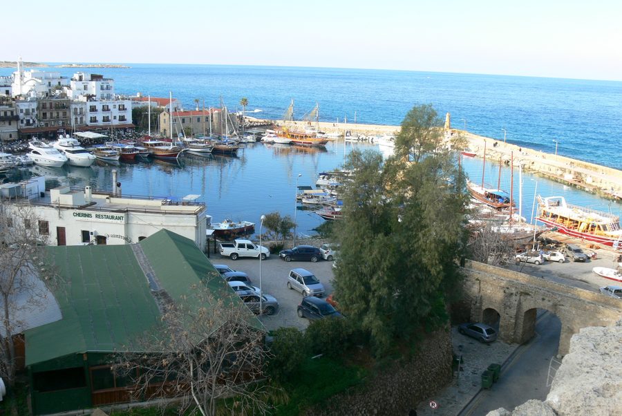 Blick von der Burg von Kyrenia auf den historischen Hafen von Kyrenia