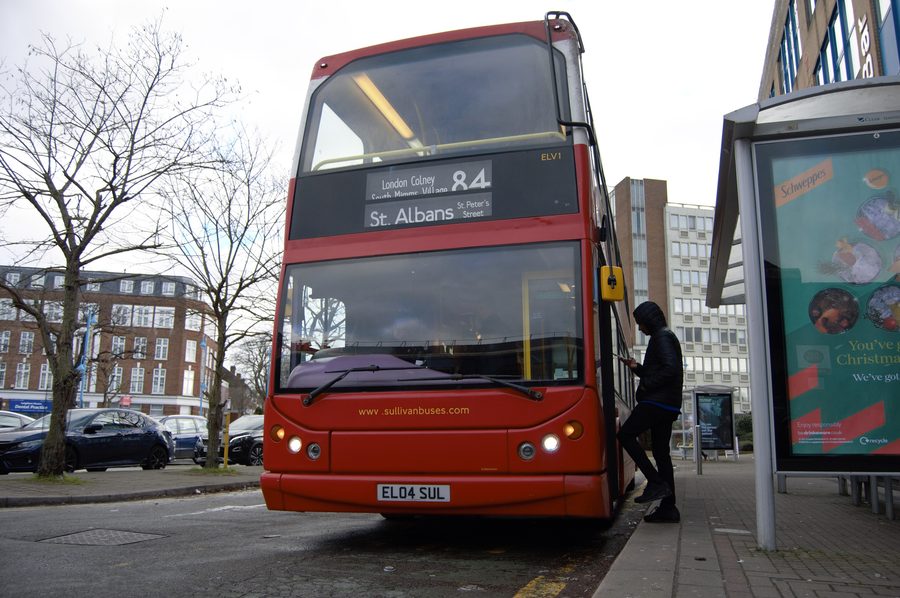 Bus an der Station Potters Bar in Hertfordshire