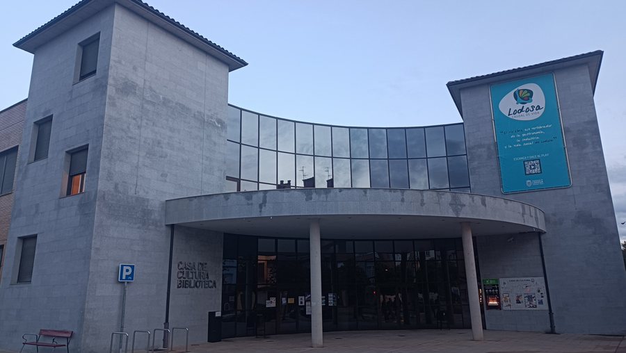 File:Biblioteca Pública de Lodosa - Ángel Martínez Baigorri.jpg