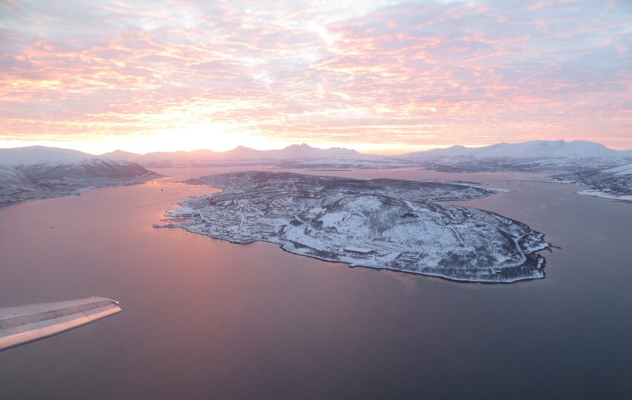 Luftaufnahme von Tromsøya mit den zentralen Stadtbereichen in Nordnorwegen