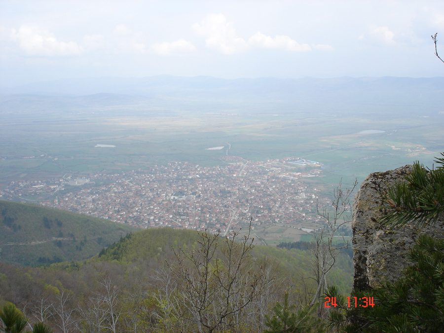Luftaufnahme des Dorfes Kostenets im Südwesten Bulgariens