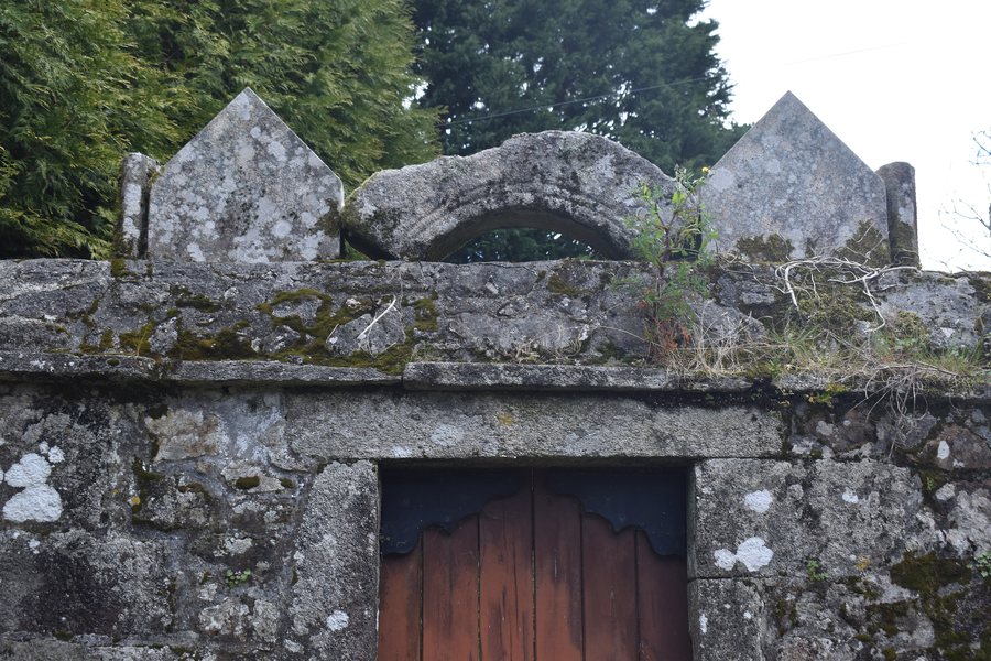 File:Lintel en Coucieiro, Muxía.jpg