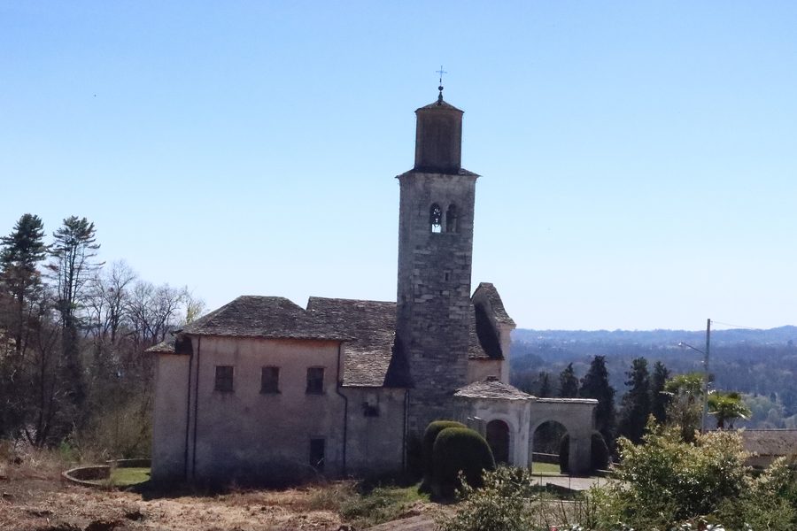 Exterior view of the church of Sant'Antonio Abate in Vacciago