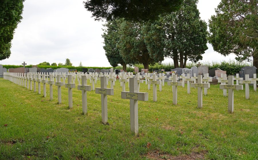 File:Agnez-lès-Duisans - Carré militaire.jpg