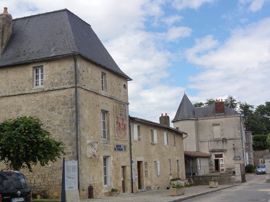 File:Lusignan (Vienne) château, maison du tourisme.JPG
