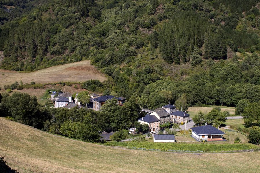 File:Cecos (Ibias, Asturias).jpg