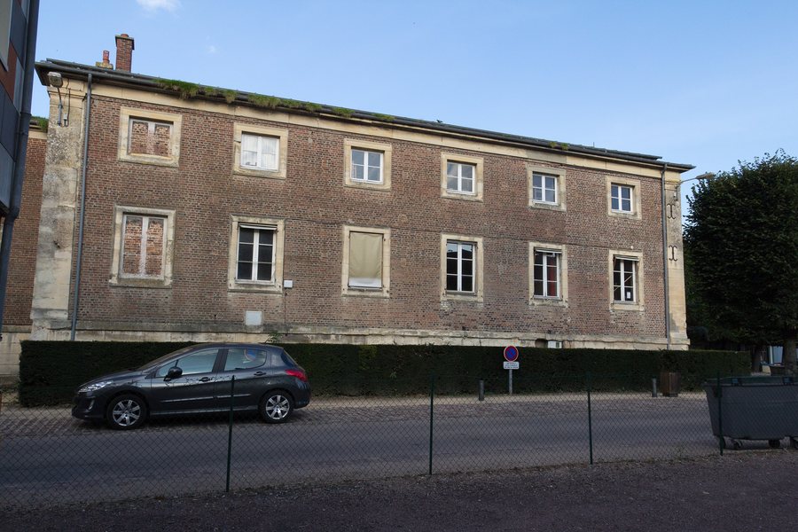 File:Mur ouest du tribunal (Pont-l'Évêque, Calvados, France).jpg