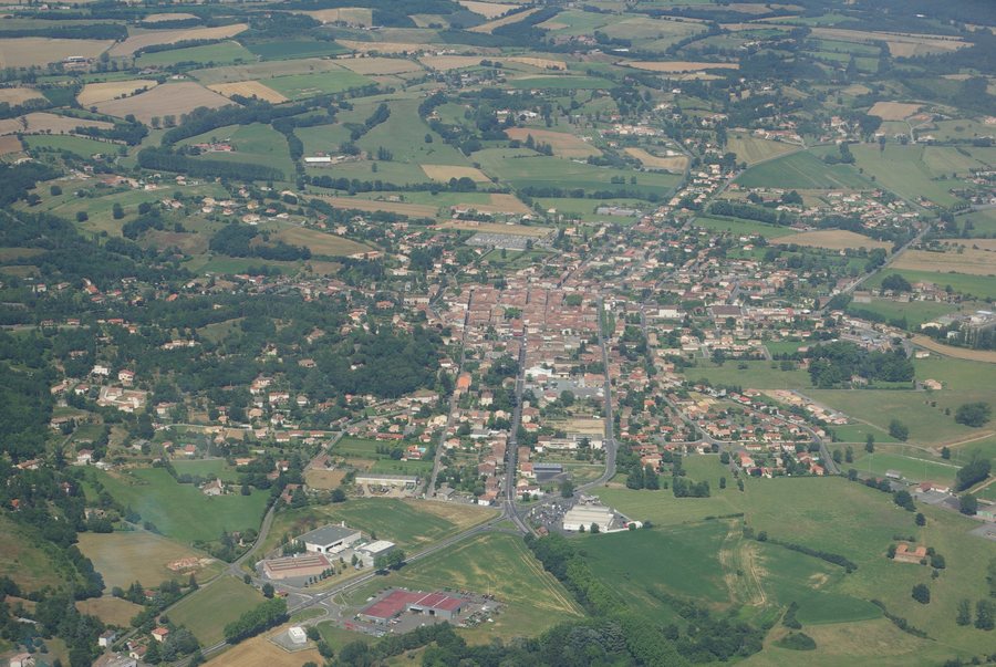 File:Aerial-photo-Réalmont.jpg