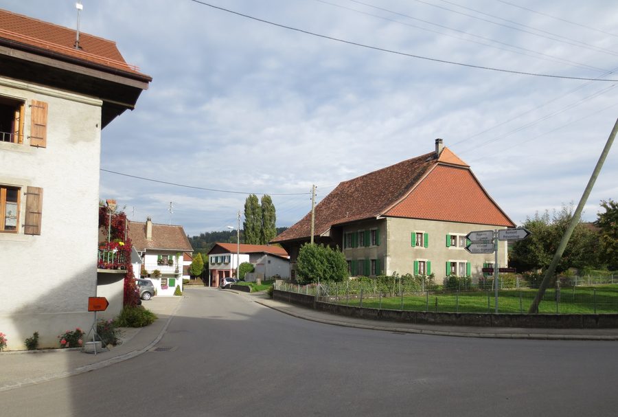 Ländliche Landschaft bei Dompierre VD im Kanton Waadt