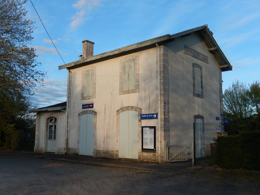 File:FR 17 Loulay - Arrêt SNCF 01.JPG