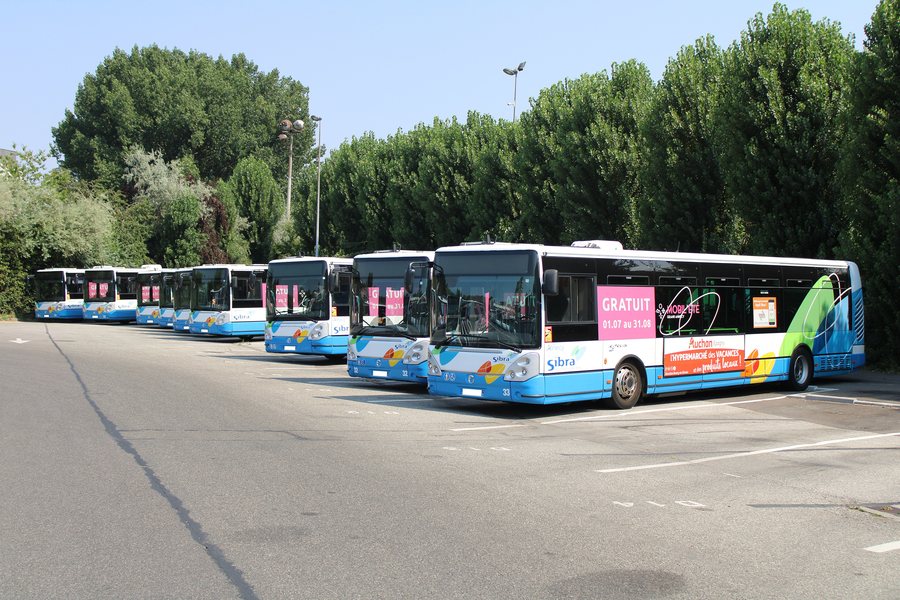 File:Annecy°Seynod - 74600 - 2022.07.20 - Sibra - SIBRA - Alignements d’Irisbus Citelis 12 au dépôt © Anthony Levrot.jpg